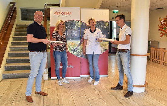 Coronatesters Mirjam van den Berg en Karin Hendriks ontvangen een bedankattentie