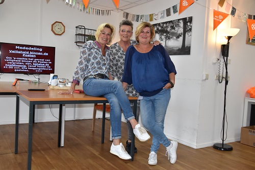 Monique Slot, Corina van der Lee en Silvia Brummer, huiskamermedewerker afdeling Herstel van de Posten
