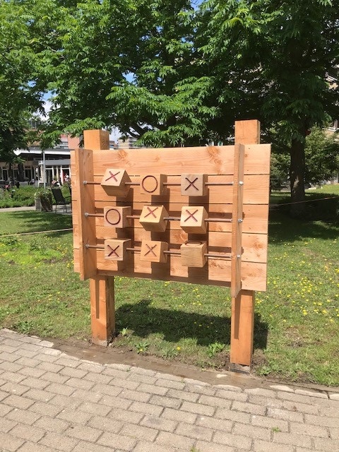 Houten kruisje-nulletje spel in tuin de Posten Enscheder