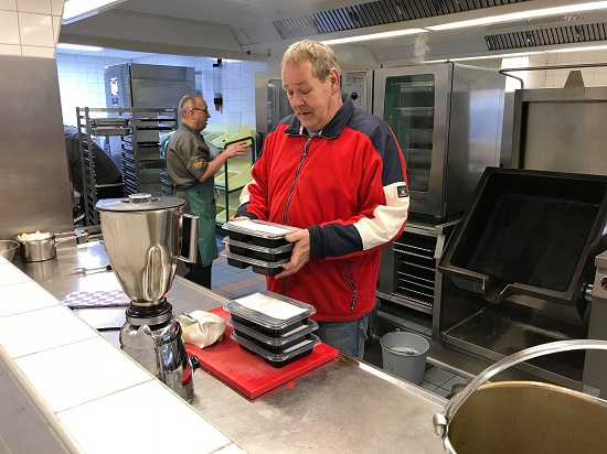 Vrijwilliger maaltijdbezorging bij de Posten in de keuken