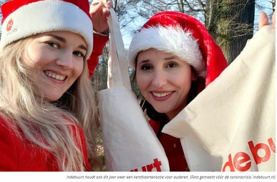 Medewerkers Indebuurt Enschede in kerstkleding met kerstkaarten, 