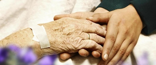 Hand vasthouden van patiënt in de palliatieve fase