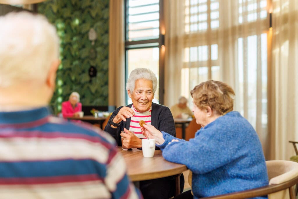 Bewoners die bij elkaar zitten