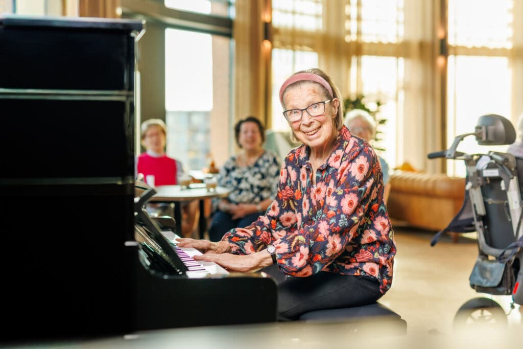 Bewoner die piano speelt