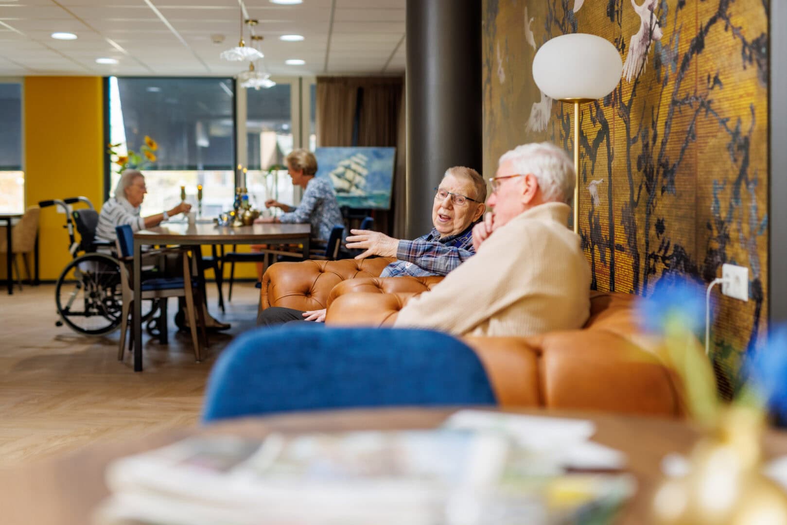 Bewoner en vrijwilliger kijken tv