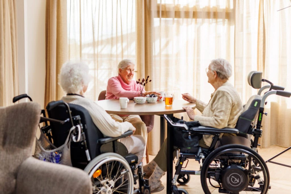 Bewoners die met elkaar zitten