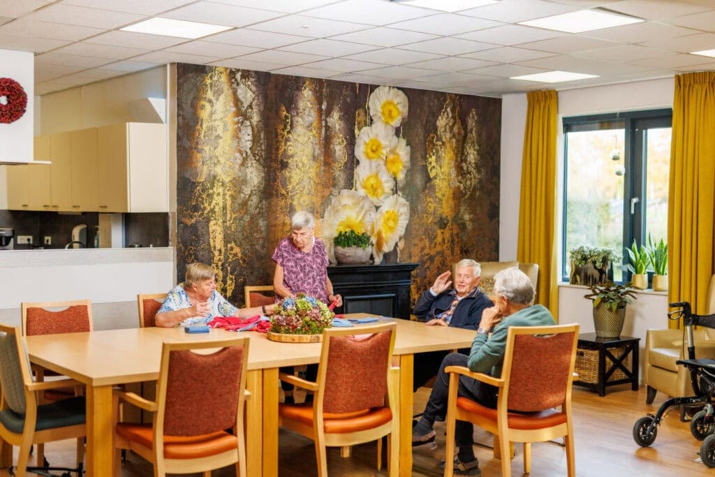 Bewoners bij een tafel