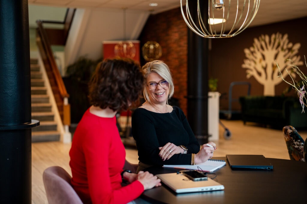 Medewerkers overleggen