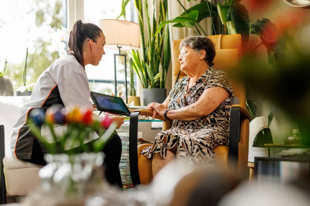 Medewerker en klant met iPad