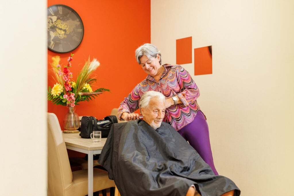 Haren van bewoner worden geknipt