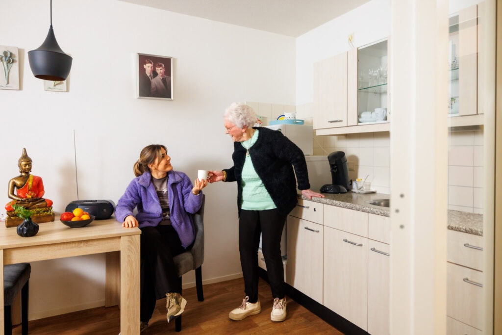 Bewoner geeft koffie